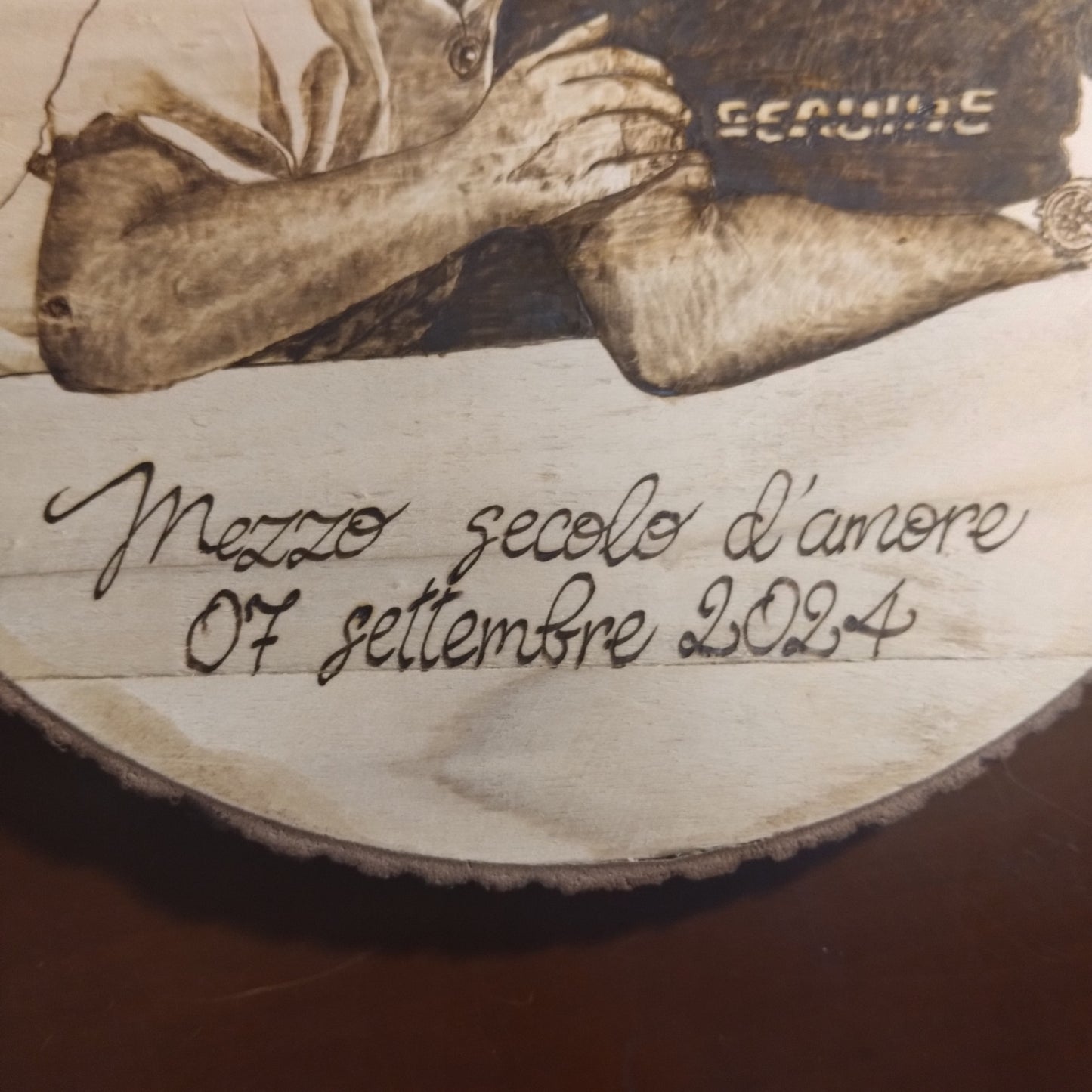 Ritratto pirografato su disco di legno
