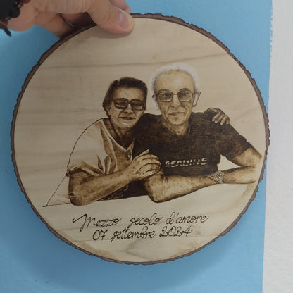 Ritratto pirografato su disco di legno