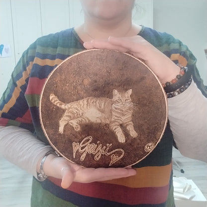 Ritratto pirografato su disco di legno