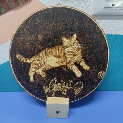 Ritratto pirografato su disco di legno