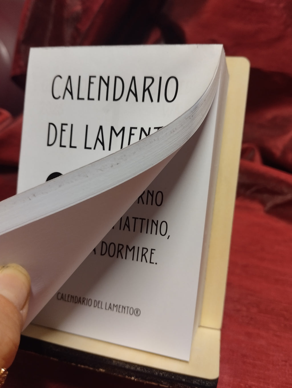 Calendario del Lamento 2026 da tavolo con supporto