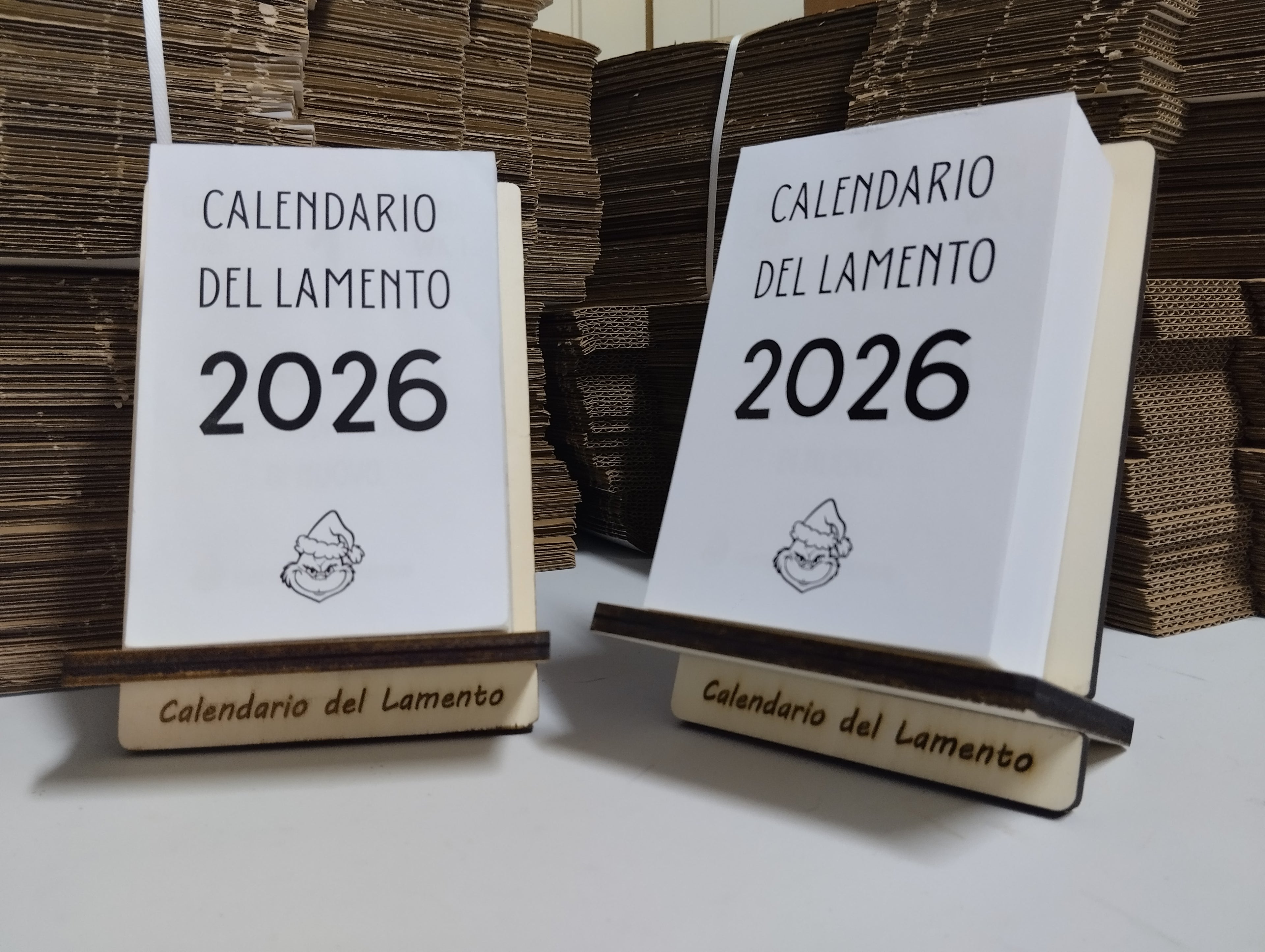Calendario del Lamento 2026 da tavolo con supporto