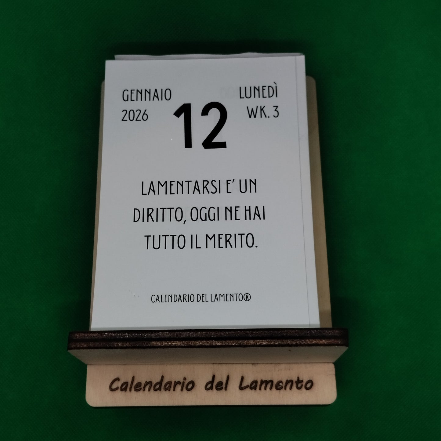 Calendario del Lamento 2026 da tavolo con supporto